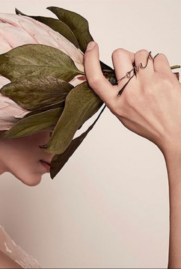 فستان من الدانتيل والتول من ايلي صعب بلون البيج 