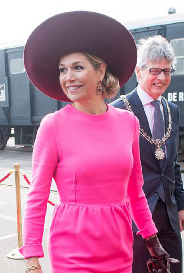 الملكة ماكسيما في إطلالة أنيقة باللون الوردي النيون