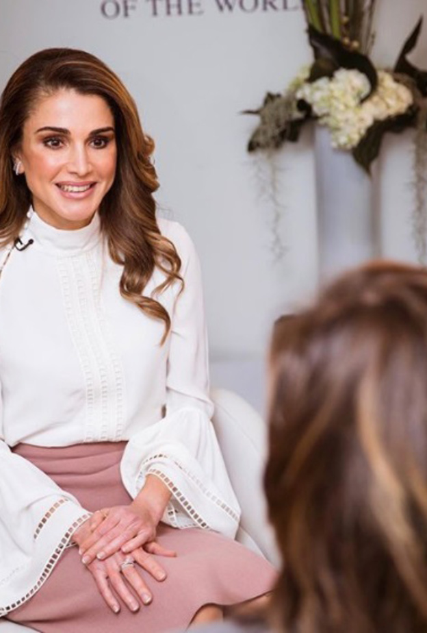 نسّقت مع المعطف قميصاً ابيض بياقة عالية مع تنورة رمادية بقصة مستقيمة