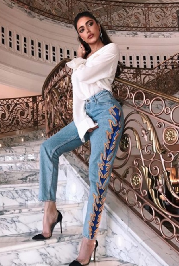 فاطمة المؤمن في فستان باللون الأبيض