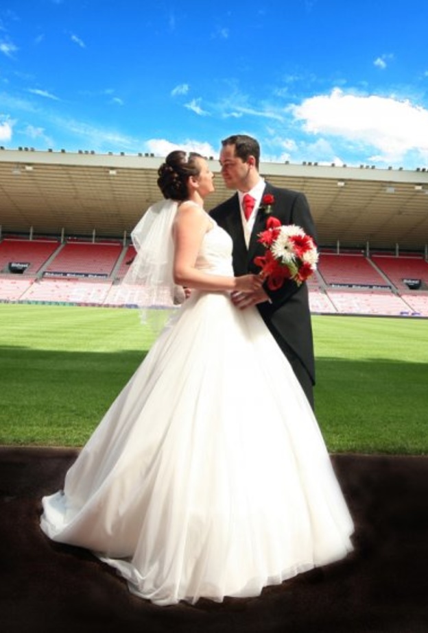 ظاهرة الاحتفال بالزفاف في الملعب الرياضي منتشرة في بريطانيا والولايات المتحدة.