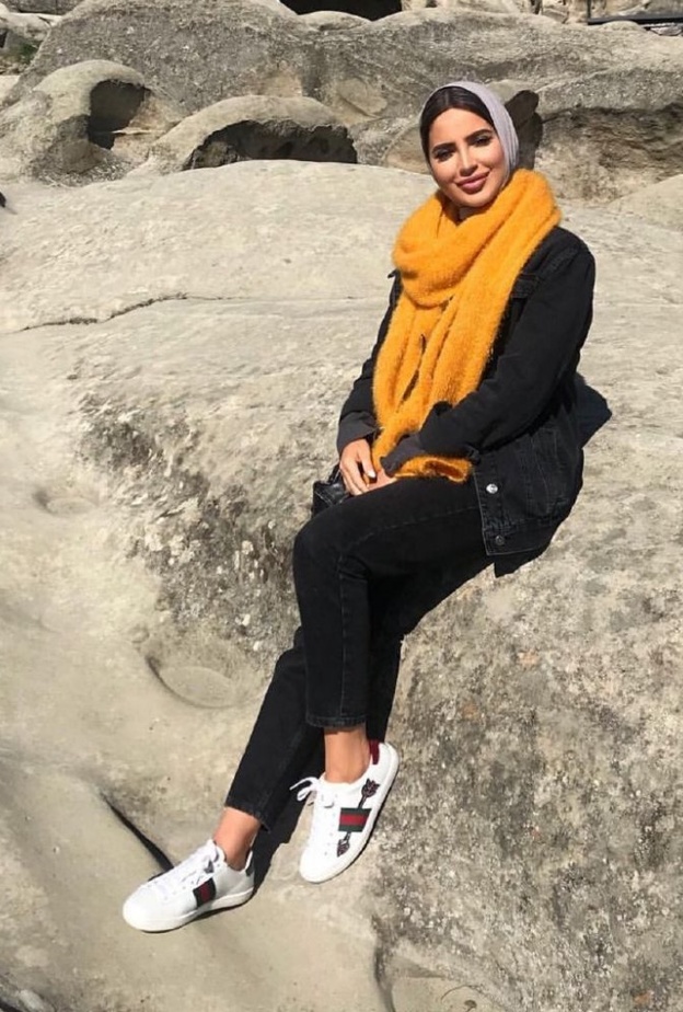 ديما الأسدي تعتمد اللون الأصفر كلون لإطلالتها اليومية.