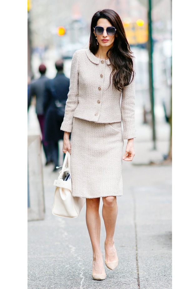 جيجي حديد ‏Gigi Hadid‏ باطلالة شبابية مع بنطلون الجينز القصير والكروب توب الواسعة.