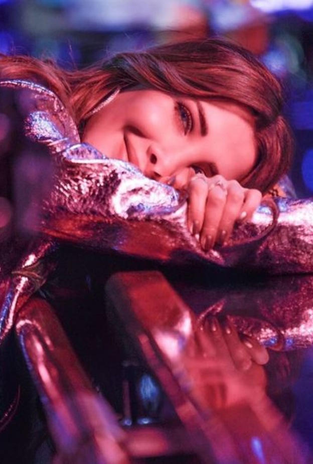 نانسي عجرم في كليب ومعاك