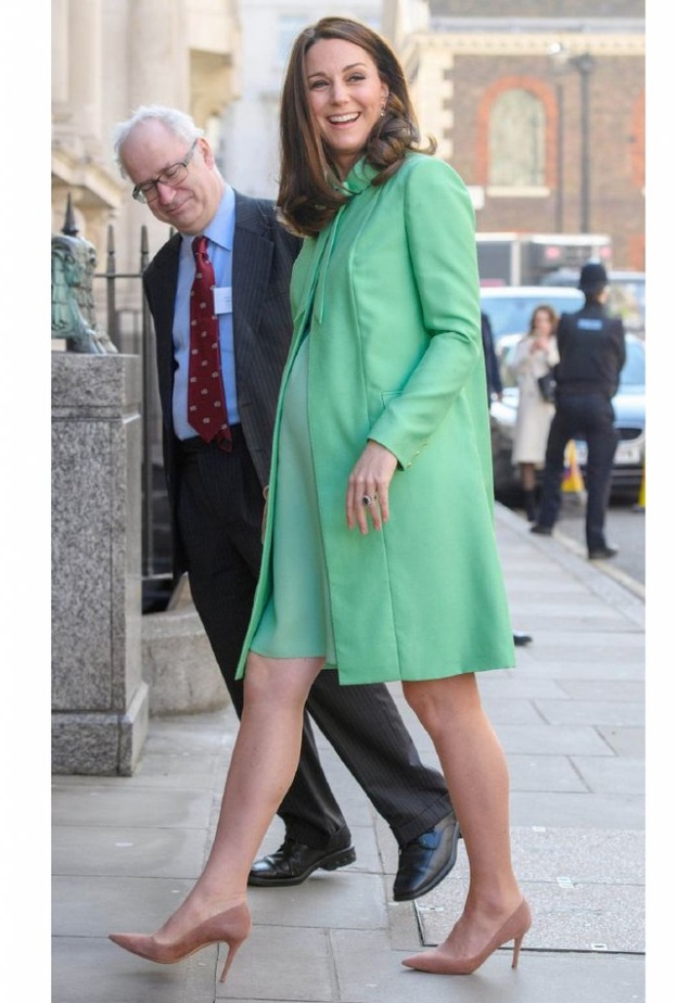 كيت ميدلتون ‏kate Middleton‏ تختار معطف ازرق مع الياقة العريضة من دار ‏Sportmax