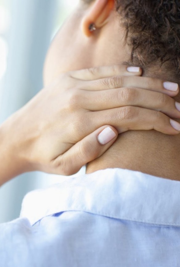 تشنج الرقبة من أعراض التهابات فقرات العنق