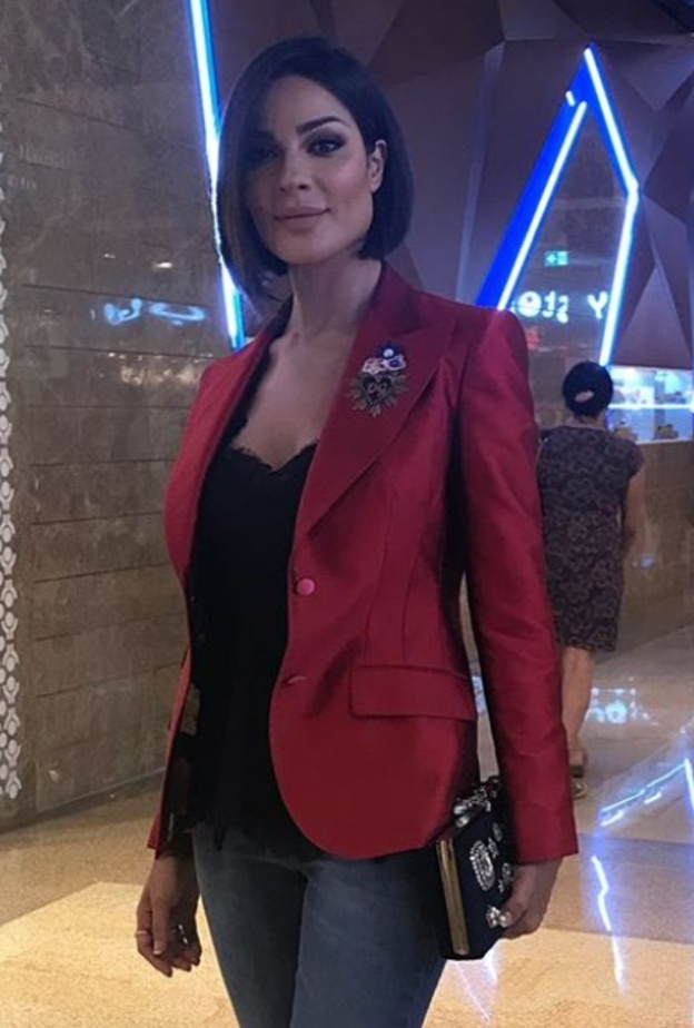 أطلت نجيم بلوك انيق وعصريّ مميّز تألف من جاكيت حمراء من دولتشي اند غابانا