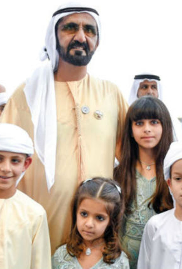 الشيخ محمد بن راشد مع أحفاده خلال سباق كأس دبي العالمي