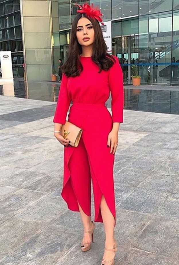 فستان مطبع بالورود باللون البرتقالي مع القبعة البيضاء