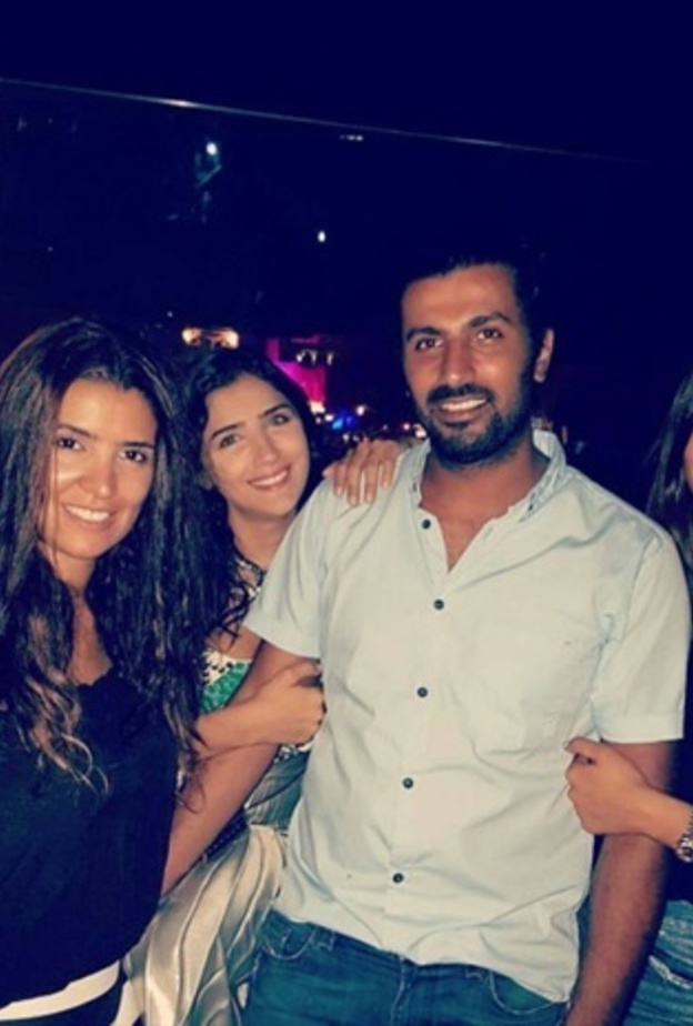 محمد سامي مع زوجته وشقيقتيه