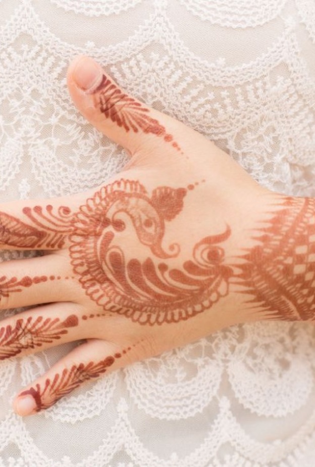 نقش ناعم على الاصابع ممتد الى اليد