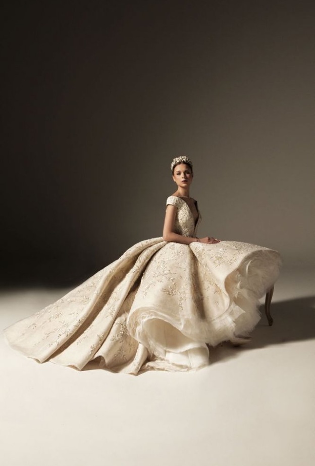 فستان من جورج شقرا بالاكمام الطويلة