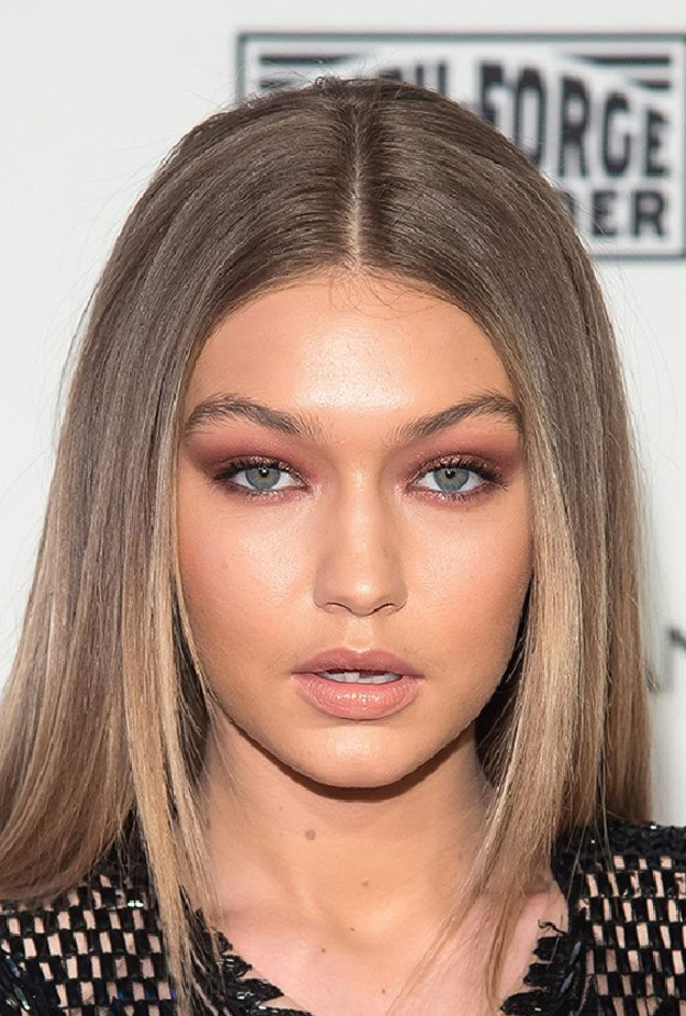 مكياج الظلال المشمشي البراق مع اطلالة اوليفيا وايلد