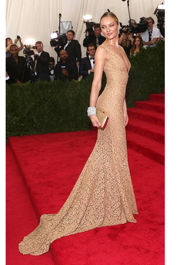 بري لارسون بفستان من كالفين كلاين