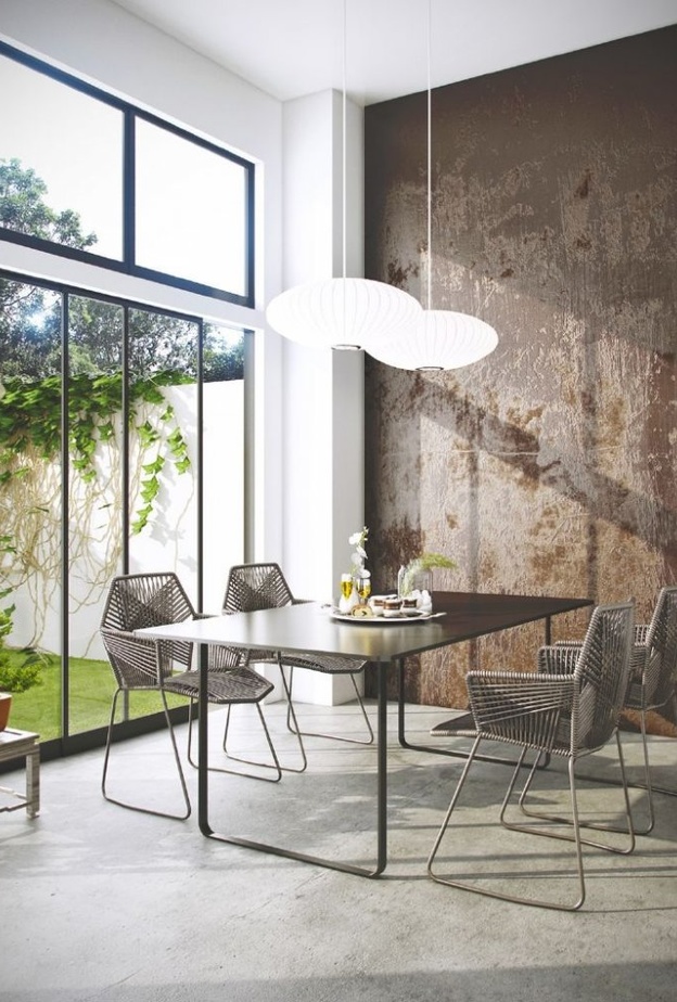 غرفة طعام مودرن تتميز بالخزانة و كراسي القش