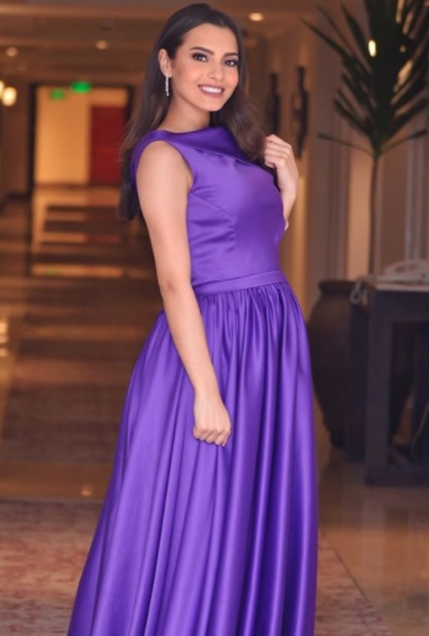 اطلالة مميزة لكارمن سليمان في فستان باللون الأحمر زينته بحزام ذهبي على الخصر