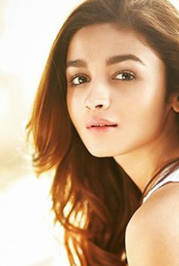 علياء بهات تفضل الملابس الرياضية