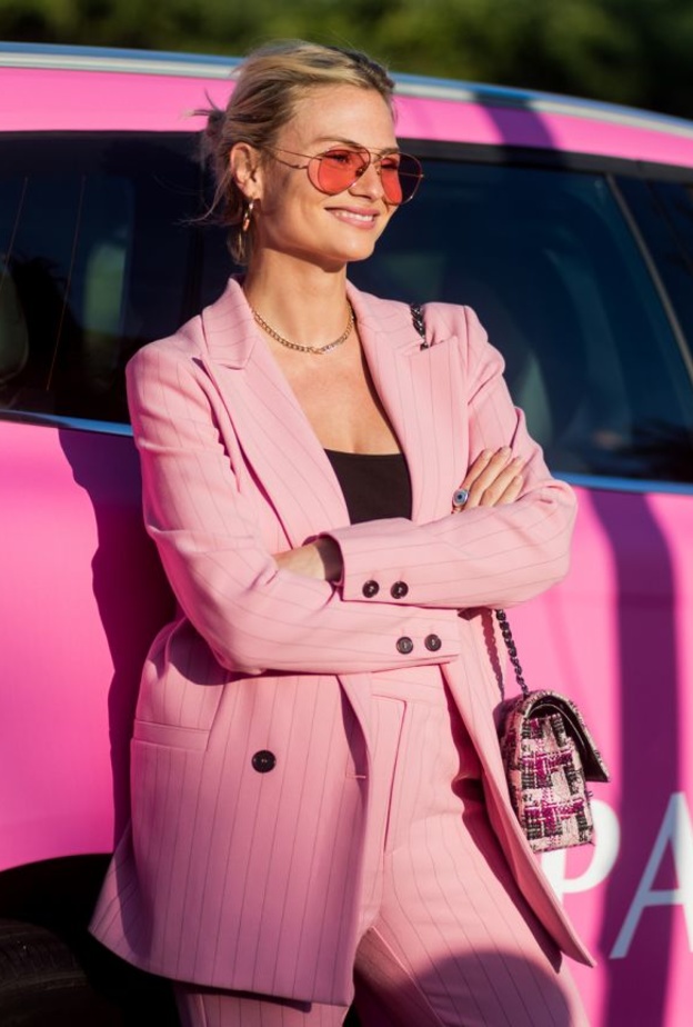 اطلالات شبابية لافتة تضمنينها مع النظارات الشمسية الملونة