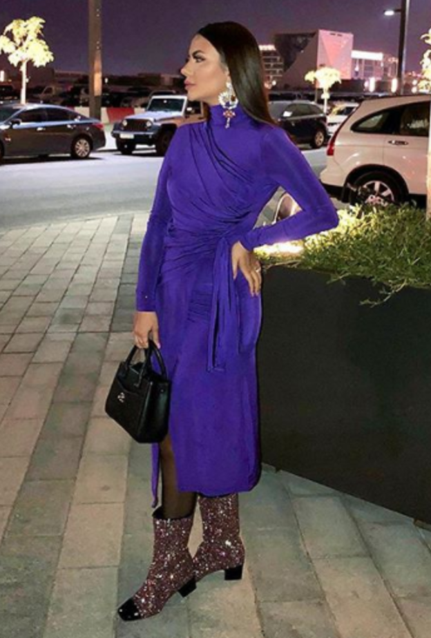 علا فرحات تختار البنفسجي الغامق مع اللون الابيض الملكي