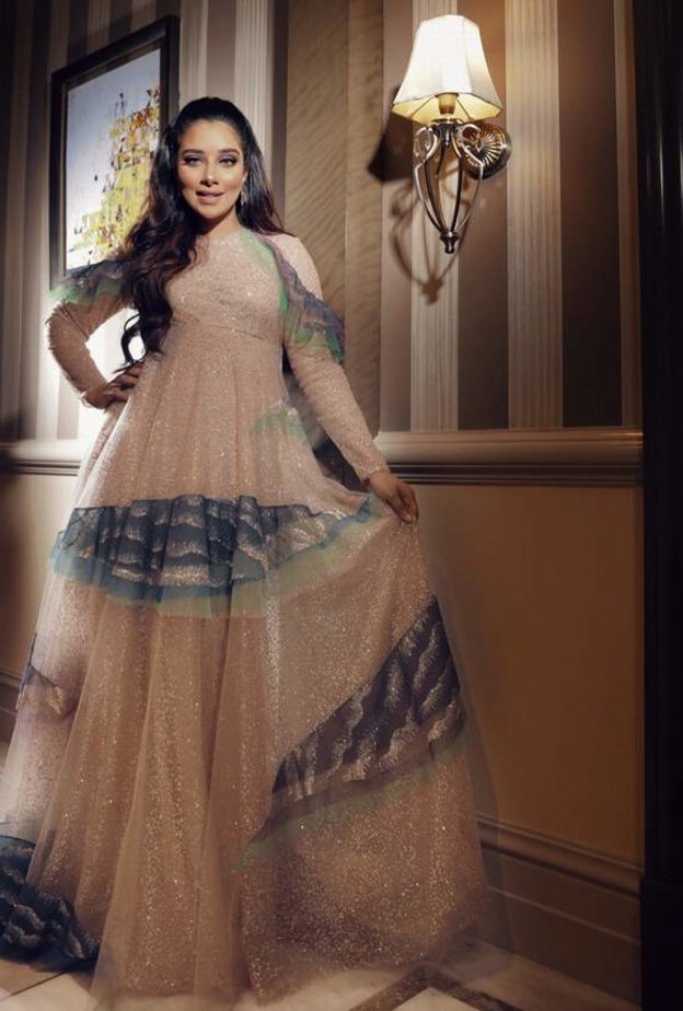 فستان سهرة طويل باللون الابيض