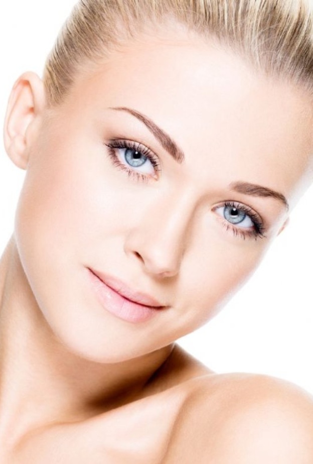 جربي شرائح الخيار للتخلص من الخطوط الرفيعة حول العينين