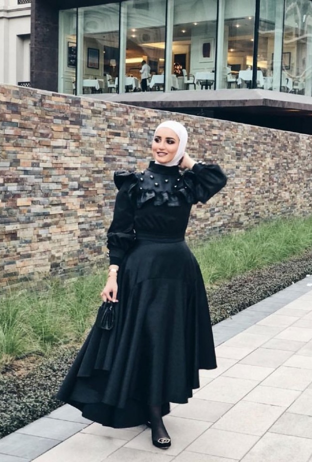 دلال الدوب تنسق الحجاب الابيض مع اطلالتها بالابيض والاسود