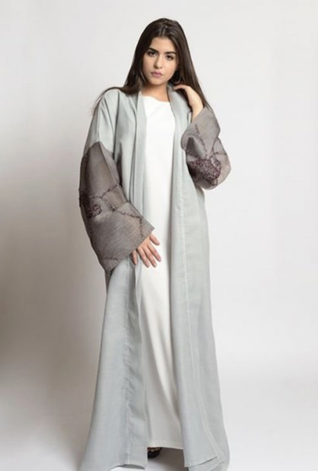 عباية بأسلوب مينيمالي من تصميم حصة الشعالي