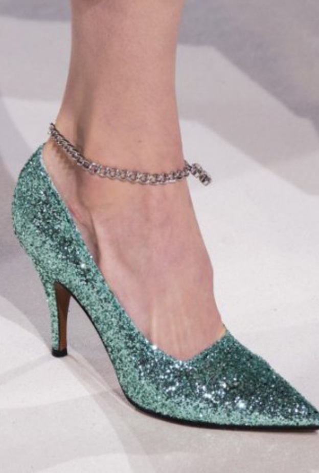 اشكال خلخال القدم مع الخرز الابيض من دار Zimmermann