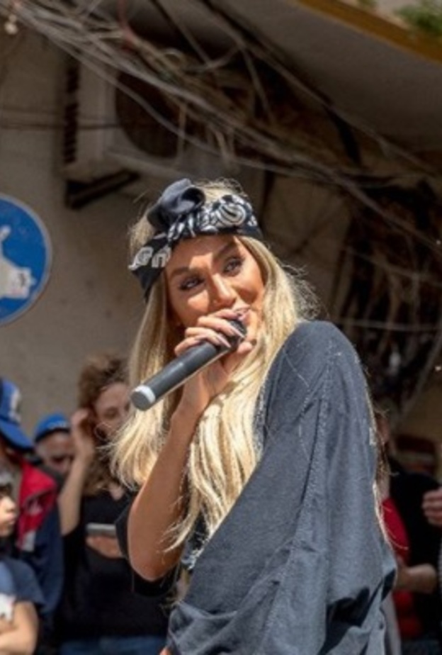 من المجموعة التي ركّزت على ربطات الرّأس، إليك واحدة منها من دوتشي أند غابنا