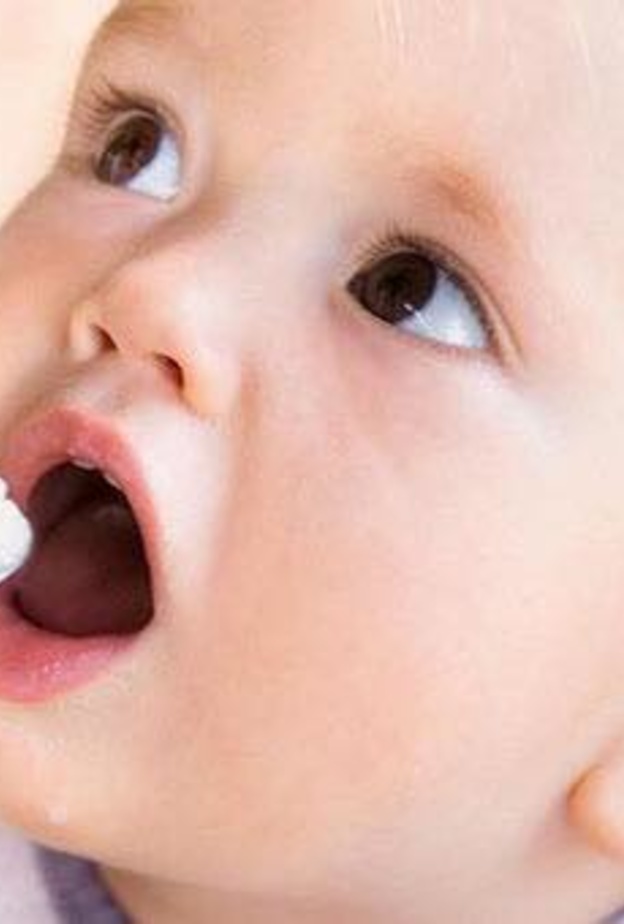 يستطيع الطفل تناول الطعام بدءا من الشهر الرابع او السادس من العمر