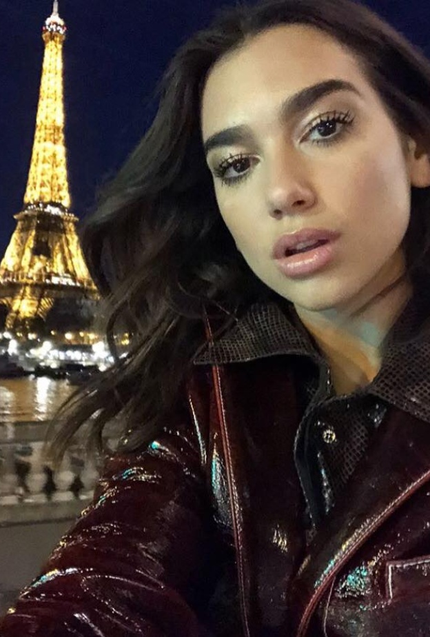 دواليبا بصورة سيلفي في شوارع باريس