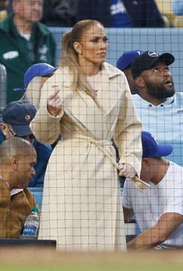 جي لو خلال متابعتها مع العائلة لمباراة رياضية