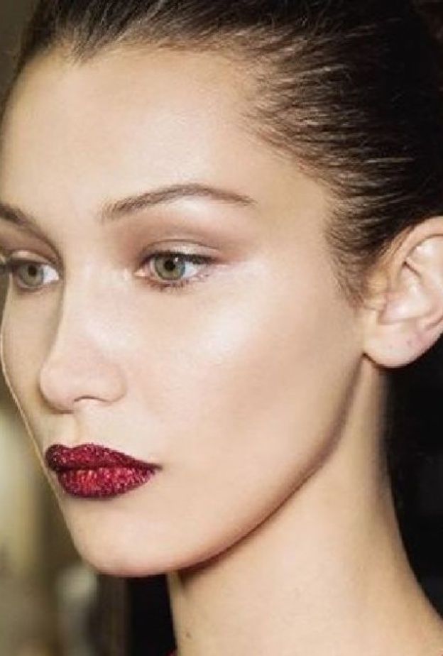 روج الجليتر باللون الأحمر الجذاب