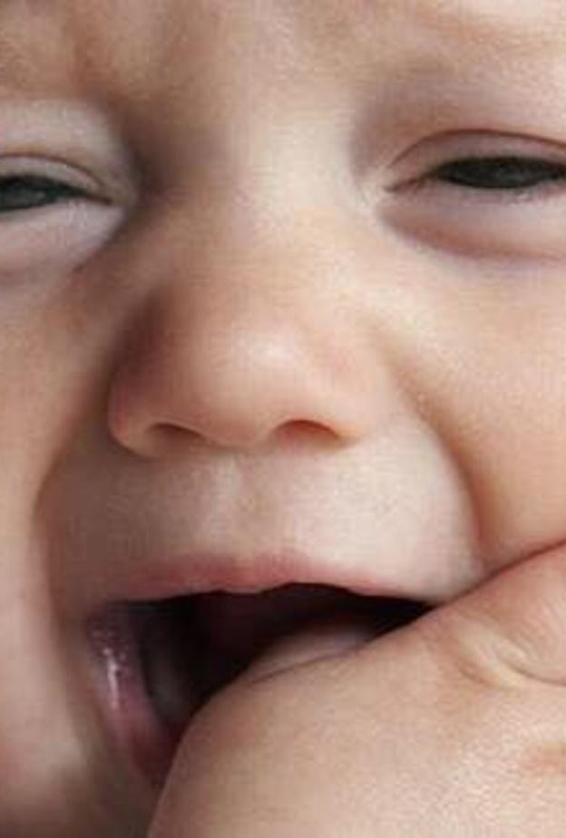 كيفية علاج آلام التسنين عند الاطفال وترتيب ظهور الاسنان