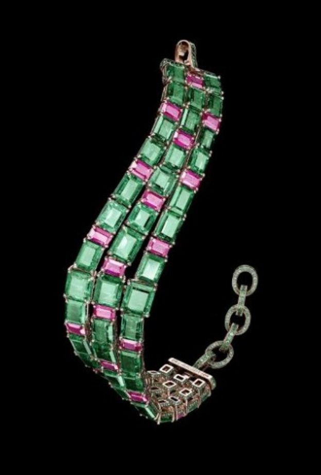 قلادة رائعة بأحجار من الوان الربيع المبهجة من مجموعة بلغاري Bvlgari 