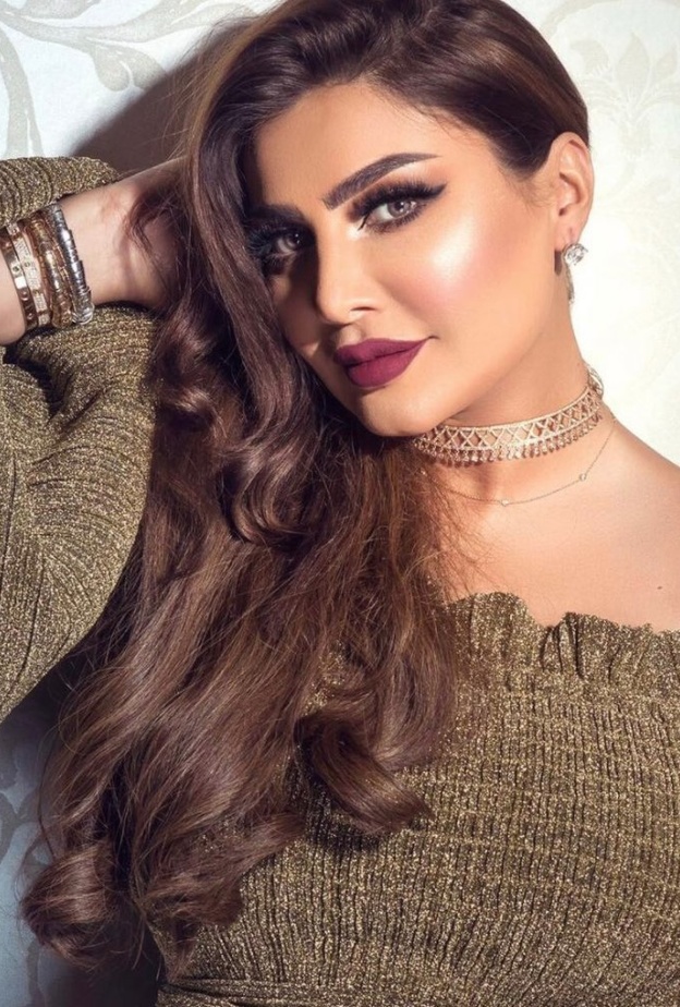 امل العوضي وحلق من الاحجار الكريمة الناعمة