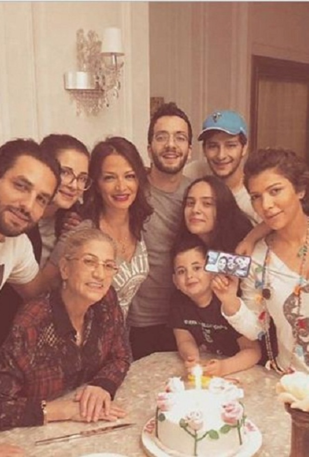 اصالة مع عائلتها