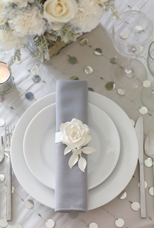 افكار لزينة ديكور عصري بلمسات اللون الفضي.