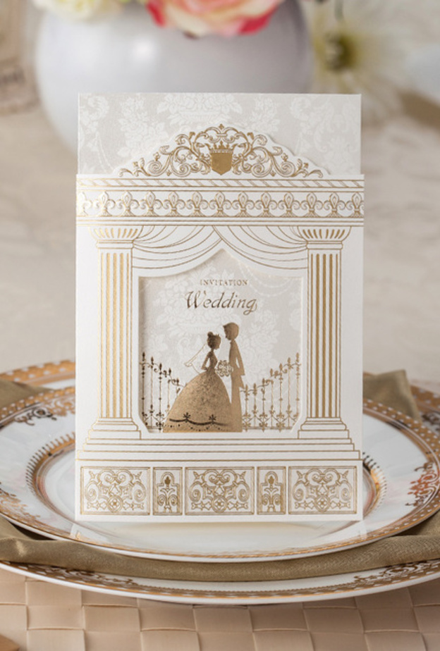 بطاقة دعوة بتصميم فستان زفاف