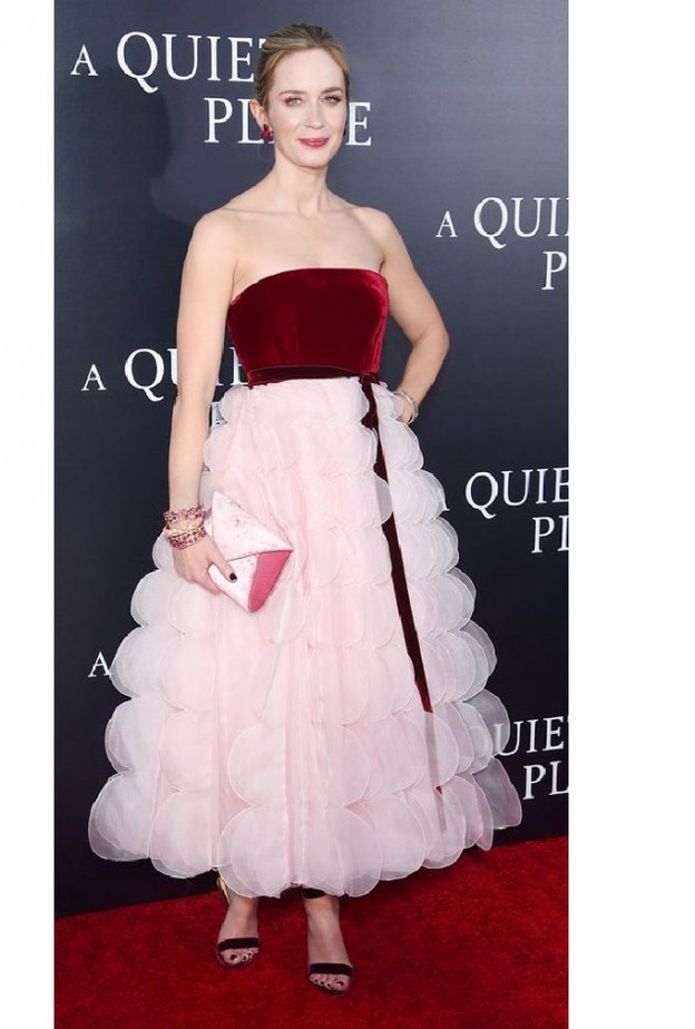 لوبيتا نيونقو ‏Lupita Nyongo‏ تختار فستان مستقيم يصل الى الركبة باللون الاصفر مع الزخرفات ‏والرسمات