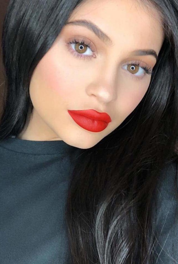 مكياج ساحر اختارته كايلي جينر ‏Kylie Jenner‏ ‏ مع احمر الشفاه المات