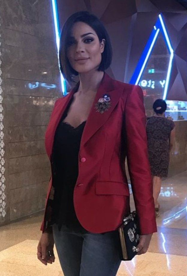 نادين نجيم أنيقة في أحدث اطلالة لها في البليزر مع الجينز