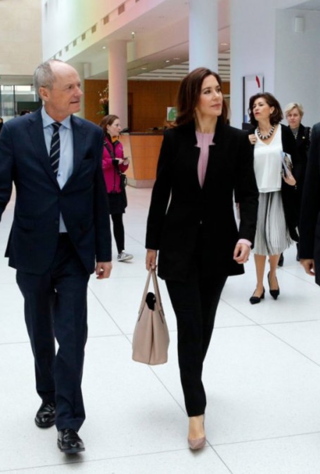 الأميرة ماري في إطلالة عصرية جديدة وموفرة