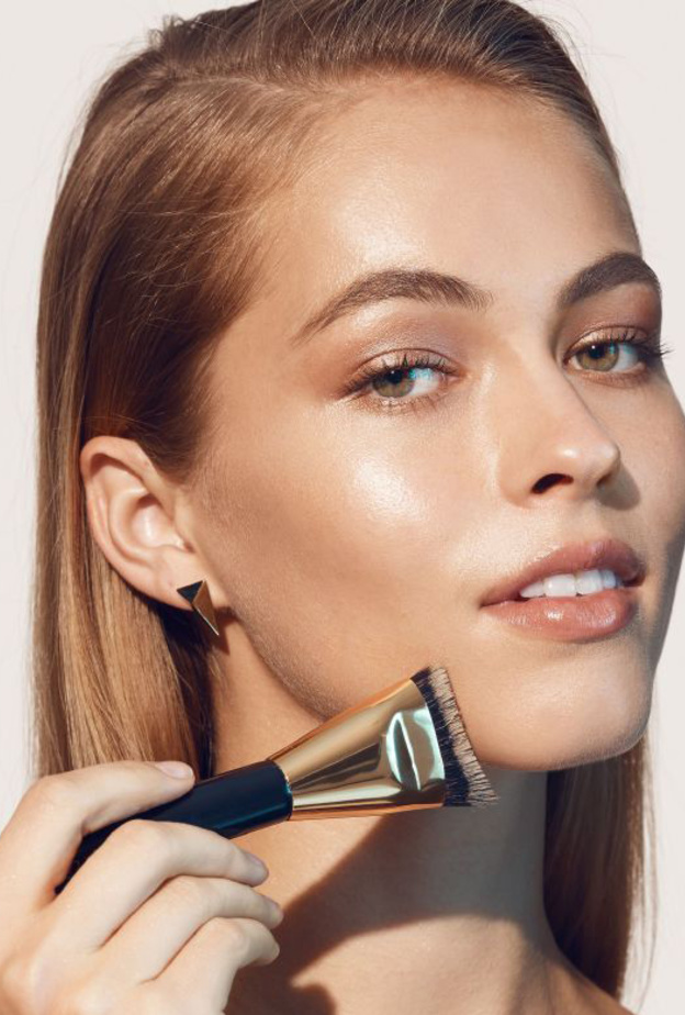 اختاري الفرشاة المناسبة لمد كريم الأساس