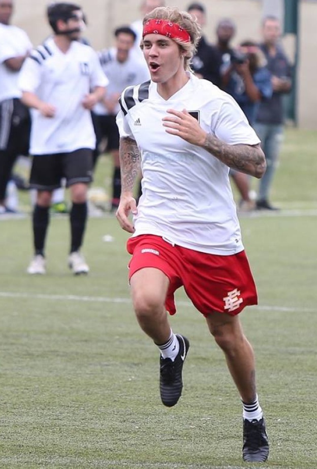 جاستين بيبر يمارس كرة القدم مع أصدقائه .. متجاوزا محنته مع سيلينا غوميز