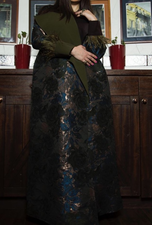 عباية بلون ملكي داكن وتفاصيل مميزة