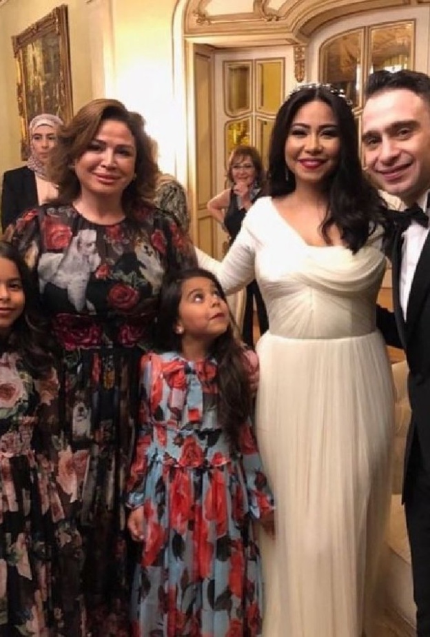 شيرين الى جانبها الممثلة ليلى علوي