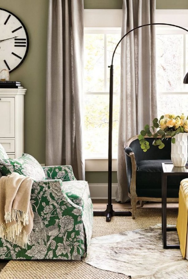 لون الستارة من درجات الجدار الداكنة