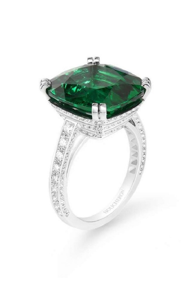 خاتم شوميه من الذهب الأبيض والماس والزمرد والياقوت