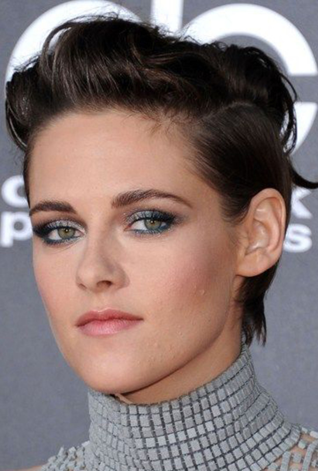 رسمات عيون فضية بأسلوب كريستين ستيوارت ‏.